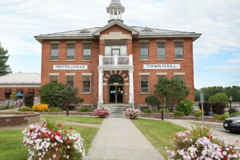 Le rocher symbolique dédié aux victimes de féminicide sera temporairement déplacé à l’Hôtel de Ville